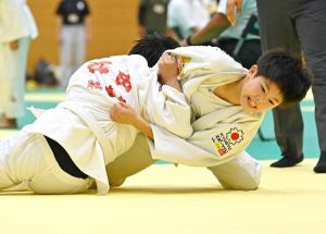 ＜学童オリンピック・柔道＞6年男子48キロ以上級は久我哲太(小城秀島道場)　同48キロ未満級は野田逞心(精道館道場)　6年女子は山崎康心菜(有田警心館) 優勝