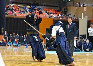 ＜大麻旗剣道大会・小学生大会＞高学年の部　若松振武会（福岡）、低学年の部　如水館（福岡）優勝